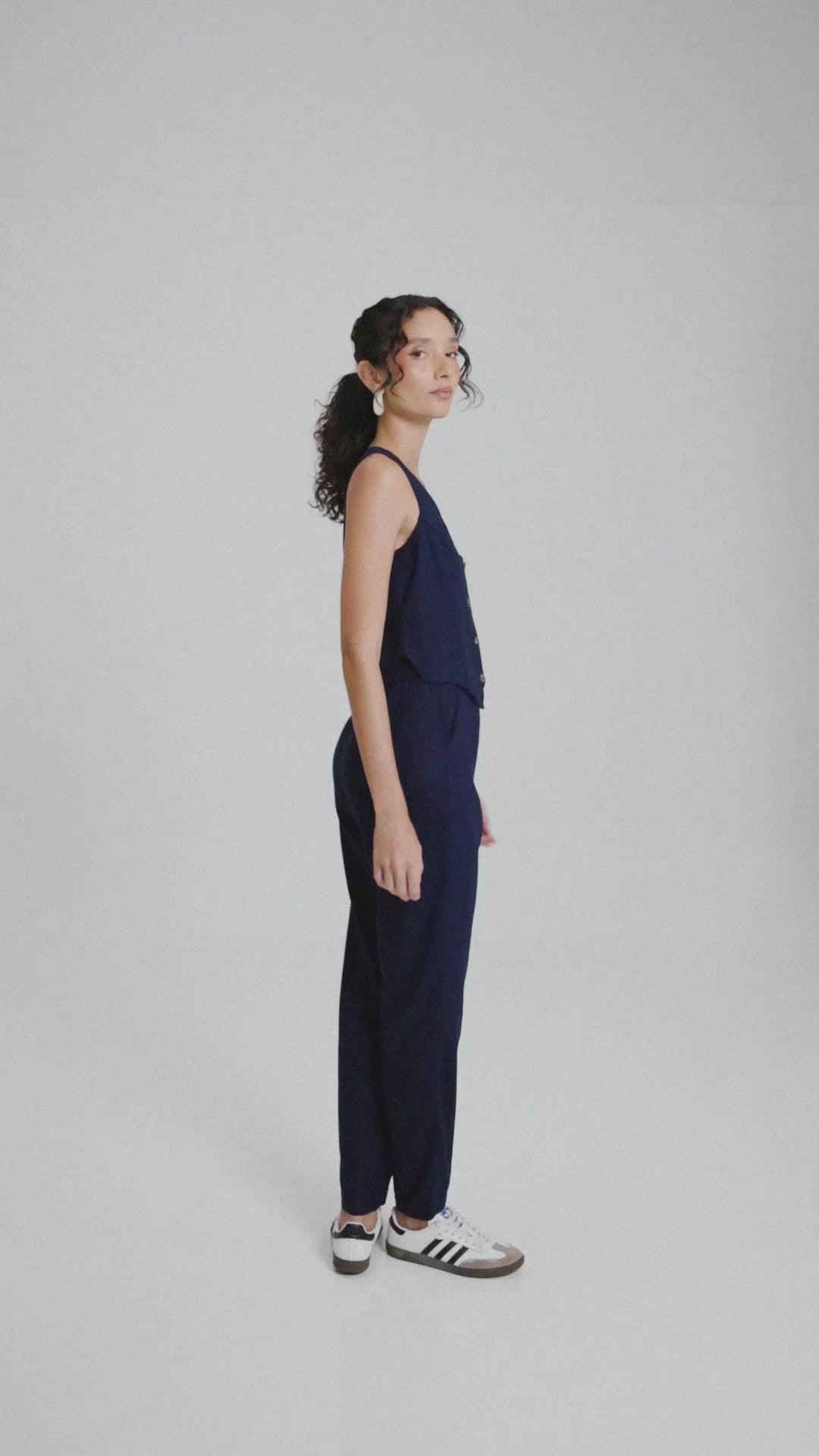 Blazer Alfaiataria Sândalo de Linho e Viscose FSC™ Azul Escuro. Compre online moda sustentável e atemporal na Minimadeia, marca slow fashion de roupas femininas. Vídeo produto MAR26 19