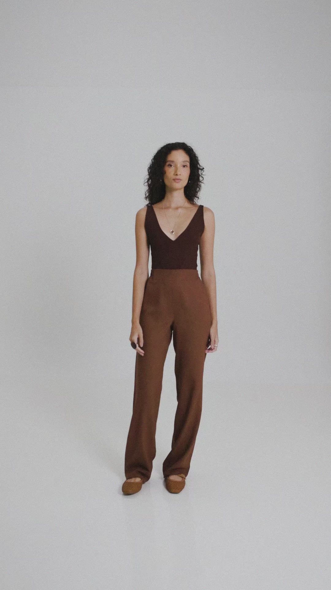 Body Decote V Papoula de Viscose FSC™ Marrom Escuro Essencial 365. Compre online moda sustentável e atemporal na Minimadeia, marca slow fashion de roupas femininas. Vídeo produto MAR26 03