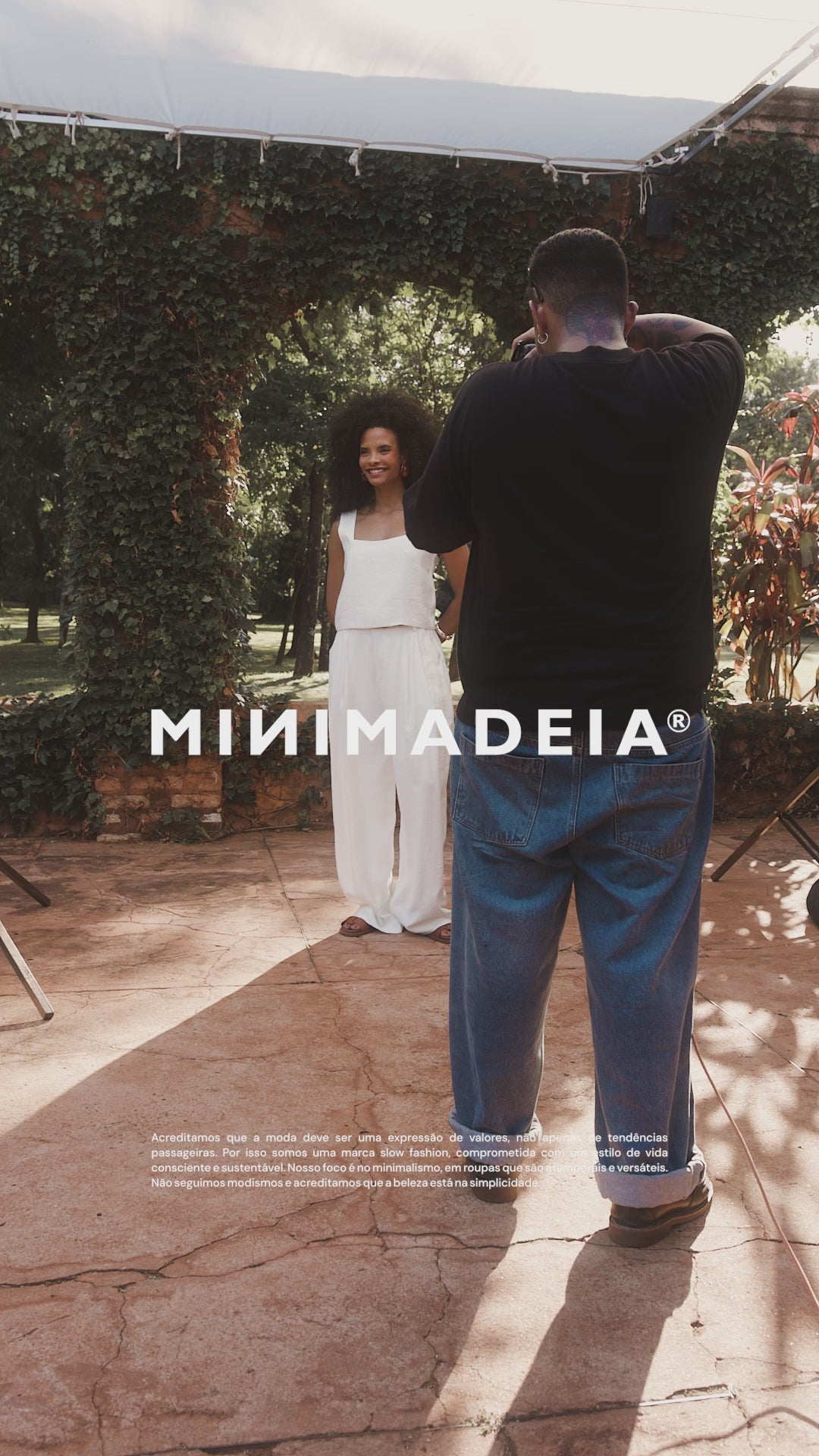 Calça Alfaiataria Pantalona Agave em Viscose FSC™ Branca Off White. Compre online moda sustentável e atemporal na Minimadeia, marca slow fashion de roupas femininas. Vídeo produto DEZ25 01A