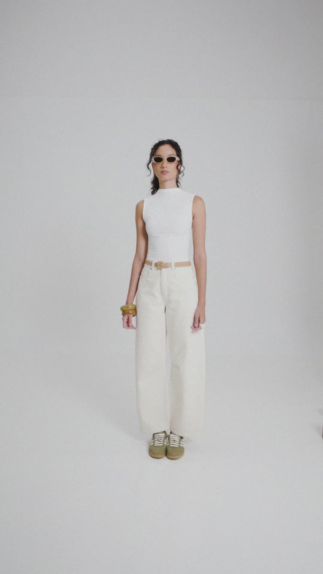 Regata Gola Alta Hibisco de Viscose FSC™ Branca Essencial 365. Compre online moda sustentável e atemporal na Minimadeia, marca slow fashion de roupas femininas. Vídeo produto MAR26 12