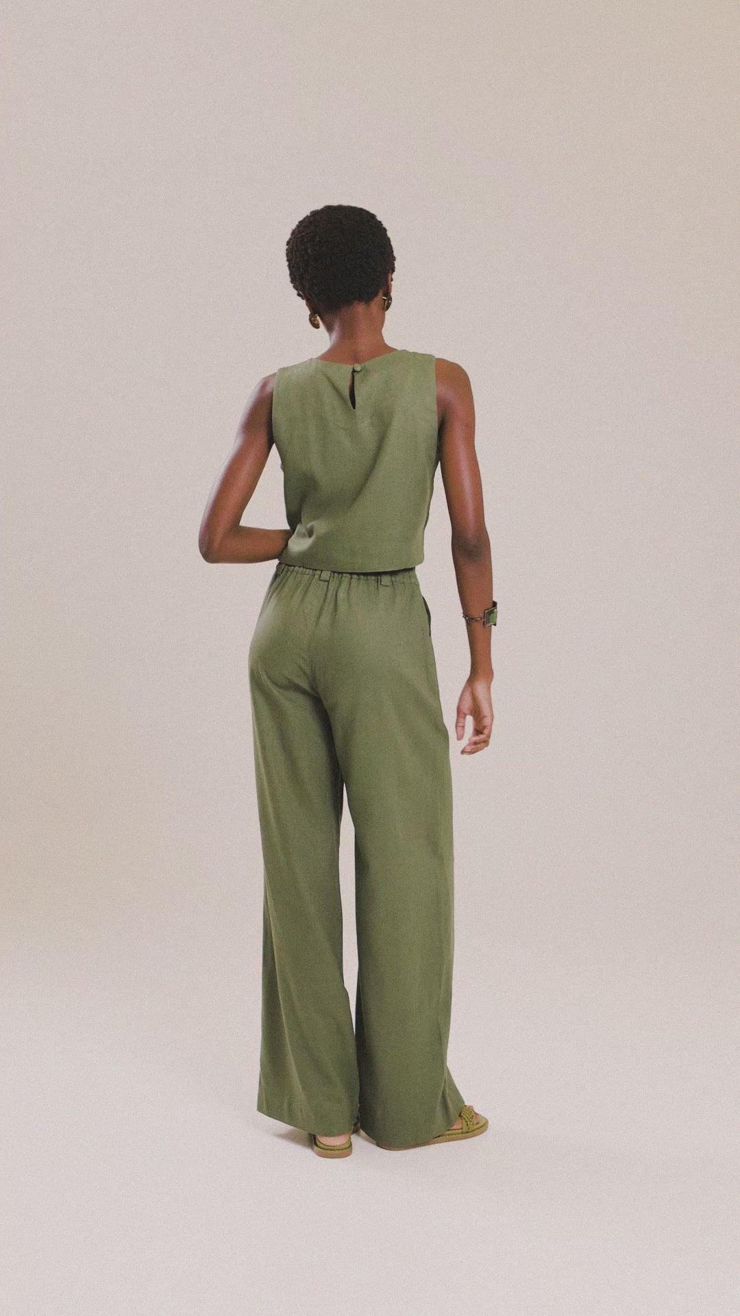 SKU 104202VDE 102703VDE. Compre online moda sustentável e atemporal na Minimadeia, marca slow fashion de roupas femininas. Vídeo produto JUN26 02