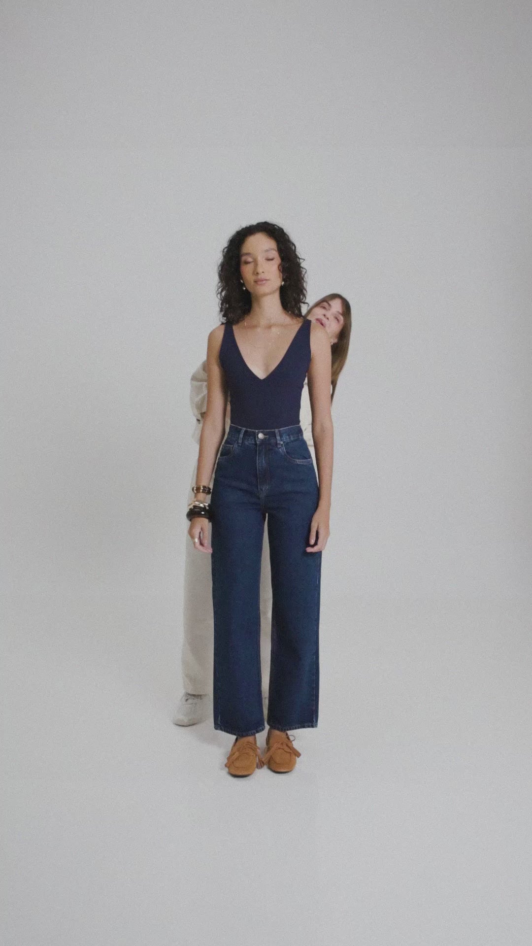 Body Decote V Papoula de Viscose FSC™ Azul Escuro Essencial 365. Compre online moda sustentável e atemporal na Minimadeia, marca slow fashion de roupas femininas. Vídeo produto MAR26 04