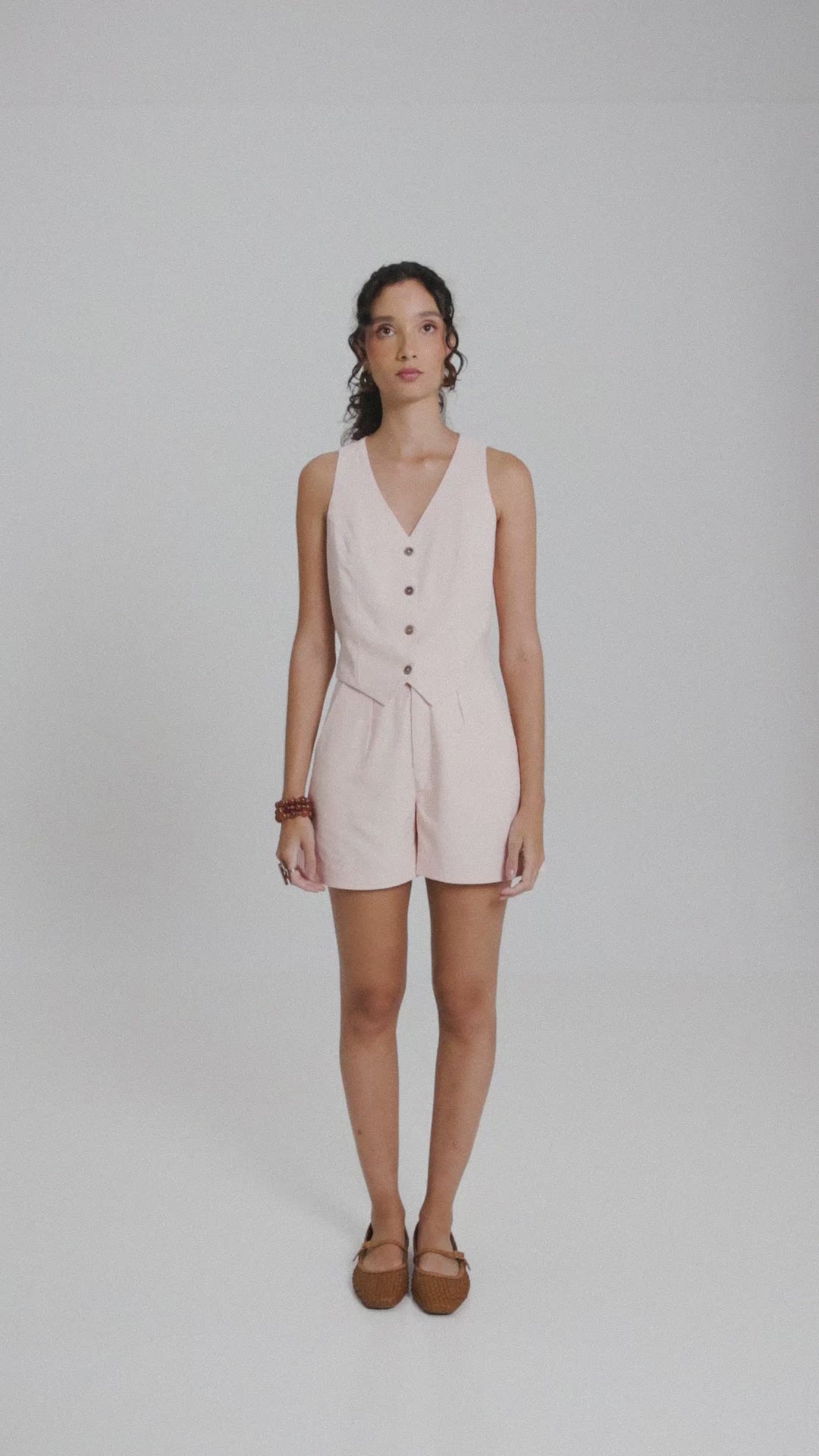 Shorts Alfaiataria Angico de Linho e Viscose FSC™ Rosa Claro. Compre online moda sustentável e atemporal na Minimadeia, marca slow fashion de roupas femininas. Vídeo produto MAR26 25