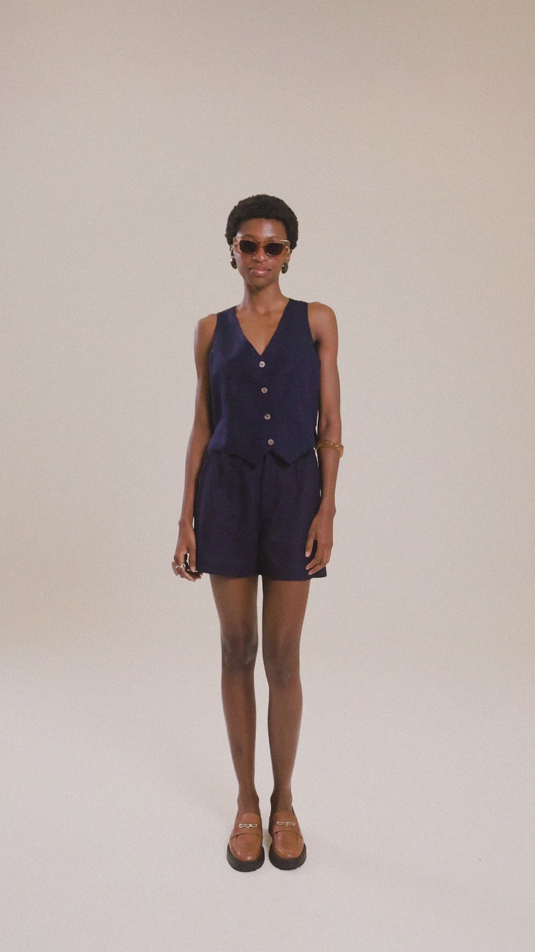 SKU 104703AZE 102903AZE. Compre online moda sustentável e atemporal na Minimadeia, marca slow fashion de roupas femininas. Vídeo produto JUN26 18