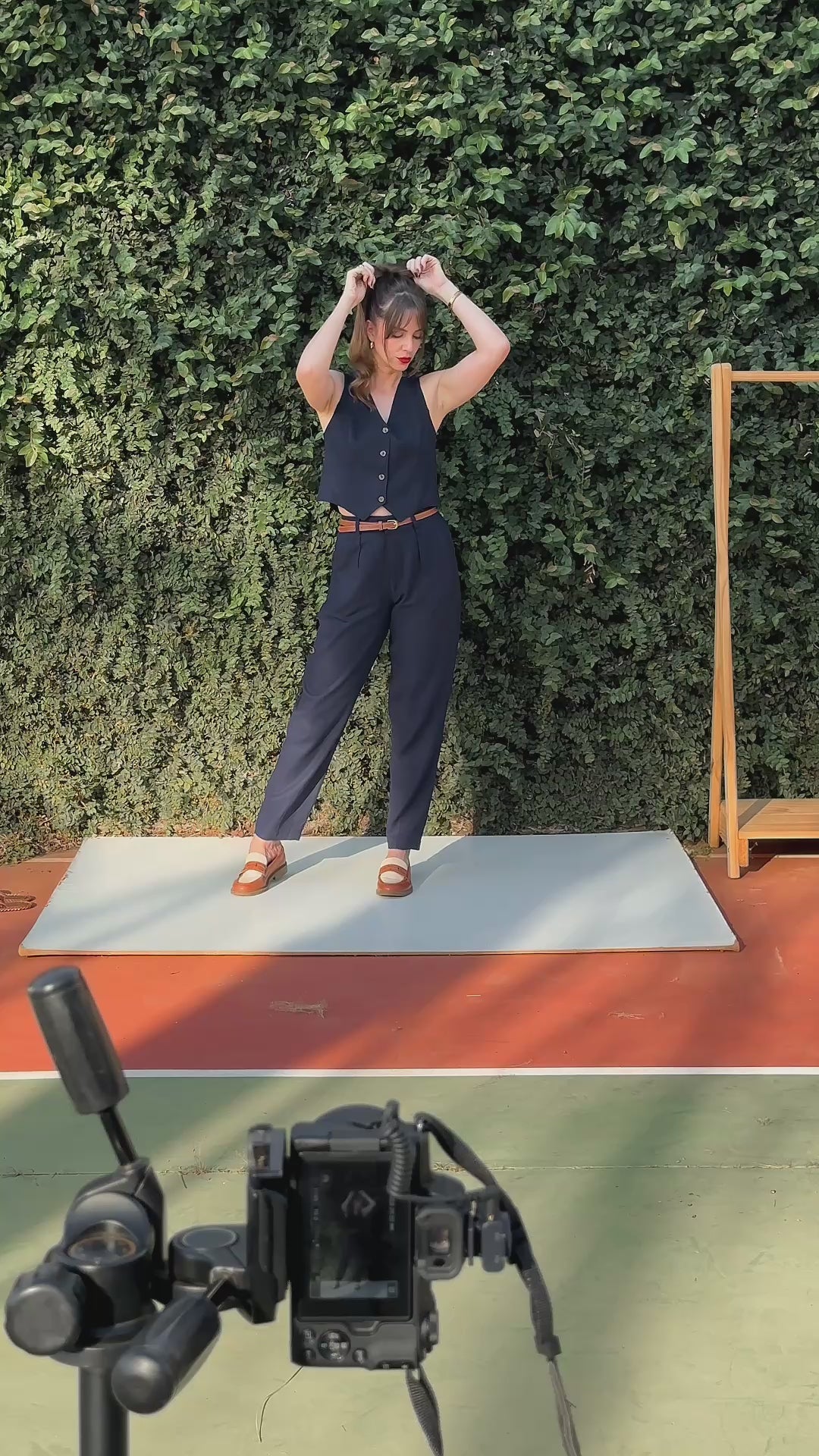 Colete Alfaiataria Calêndula de Linho e Viscose FSC™ Azul Escuro. Compre online moda sustentável e atemporal na Minimadeia, marca slow fashion de roupas femininas. Vídeo produto SET25 03