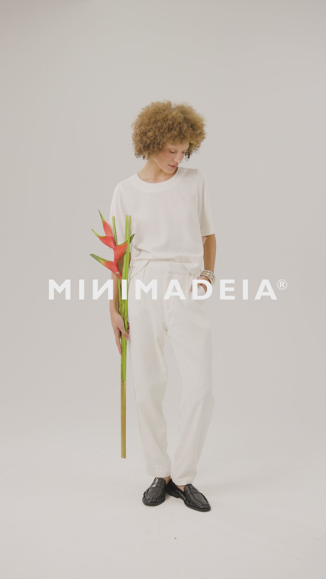 Blusa Tulipa Off White & Calça Slouchy íris Off White VIDEOLOOK-ABR26-17-SKU-105703BC-104903BC