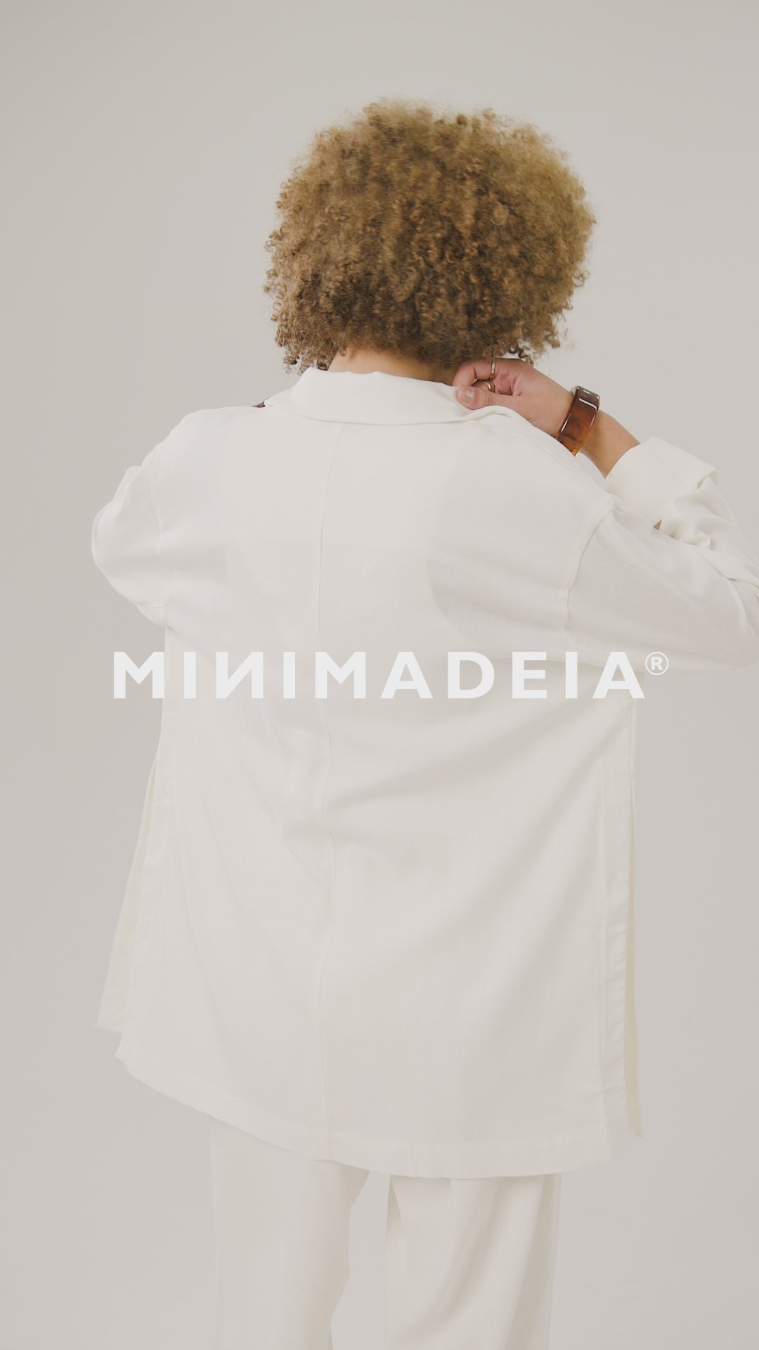 Blazer Sândalo Off White, Colete Calêndula Off White & Calça Reta Petúnia Off White VIDEOLOOK-ABR26-11-SKU-105903BC-104703BC-104803BC