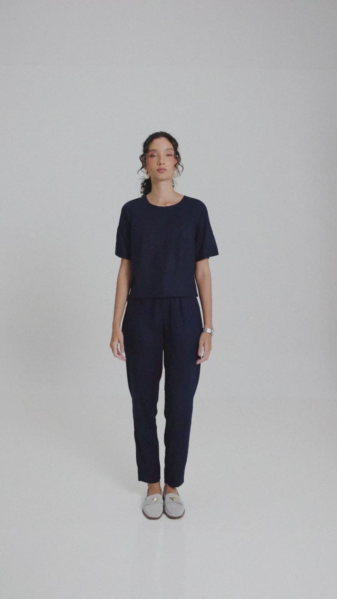 Blusa Tulipa de Linho e Viscose FSC™ Azul Escuro. Compre online moda sustentável e atemporal na Minimadeia, marca slow fashion de roupas femininas. Vídeo produto MAR26 20