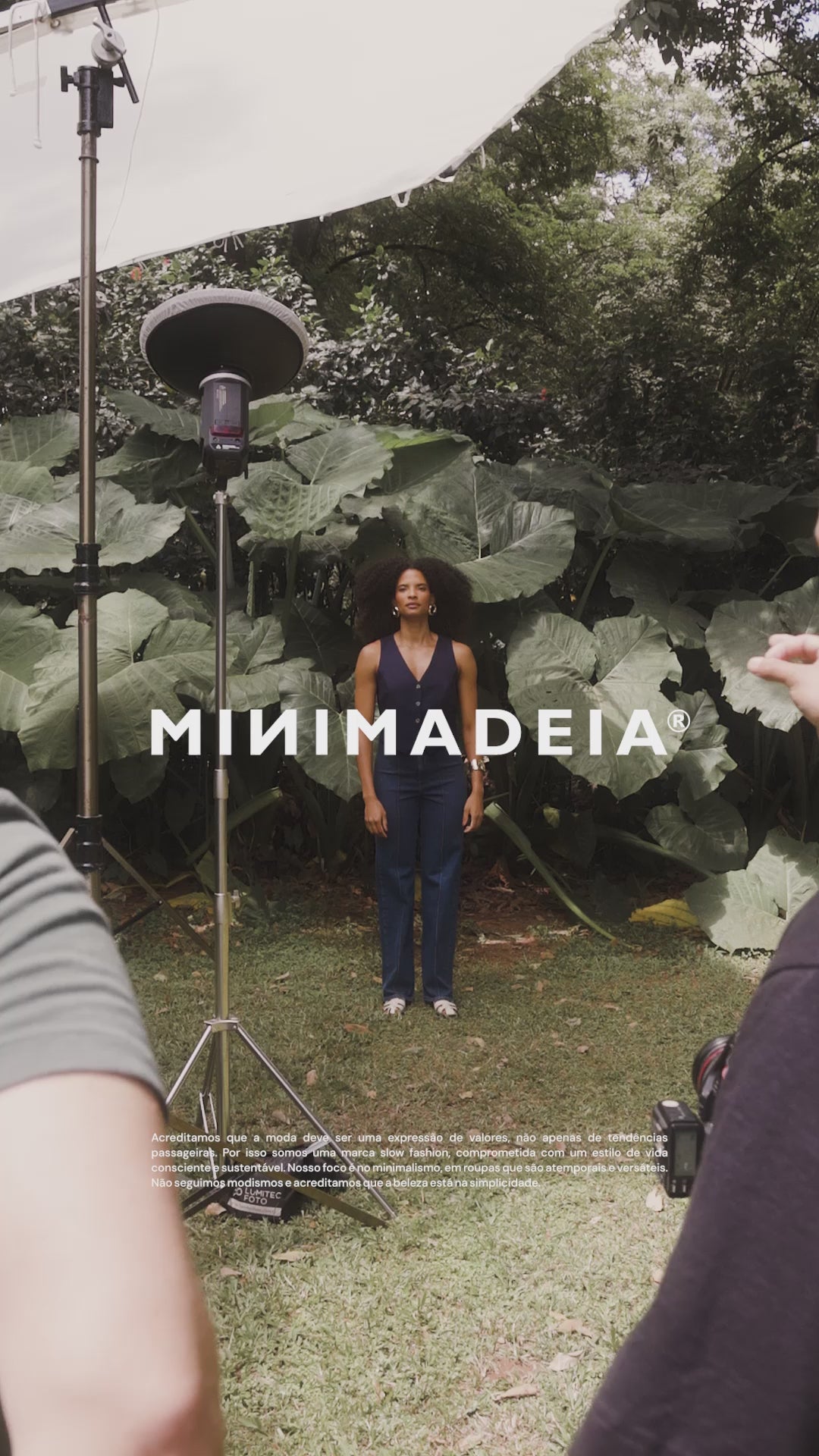 Calça Jeans Reta Mandacaru Azul Escuro Eco Denim™. Compre online moda sustentável e atemporal na Minimadeia, marca slow fashion de roupas femininas. Video produto DEZ25 01A