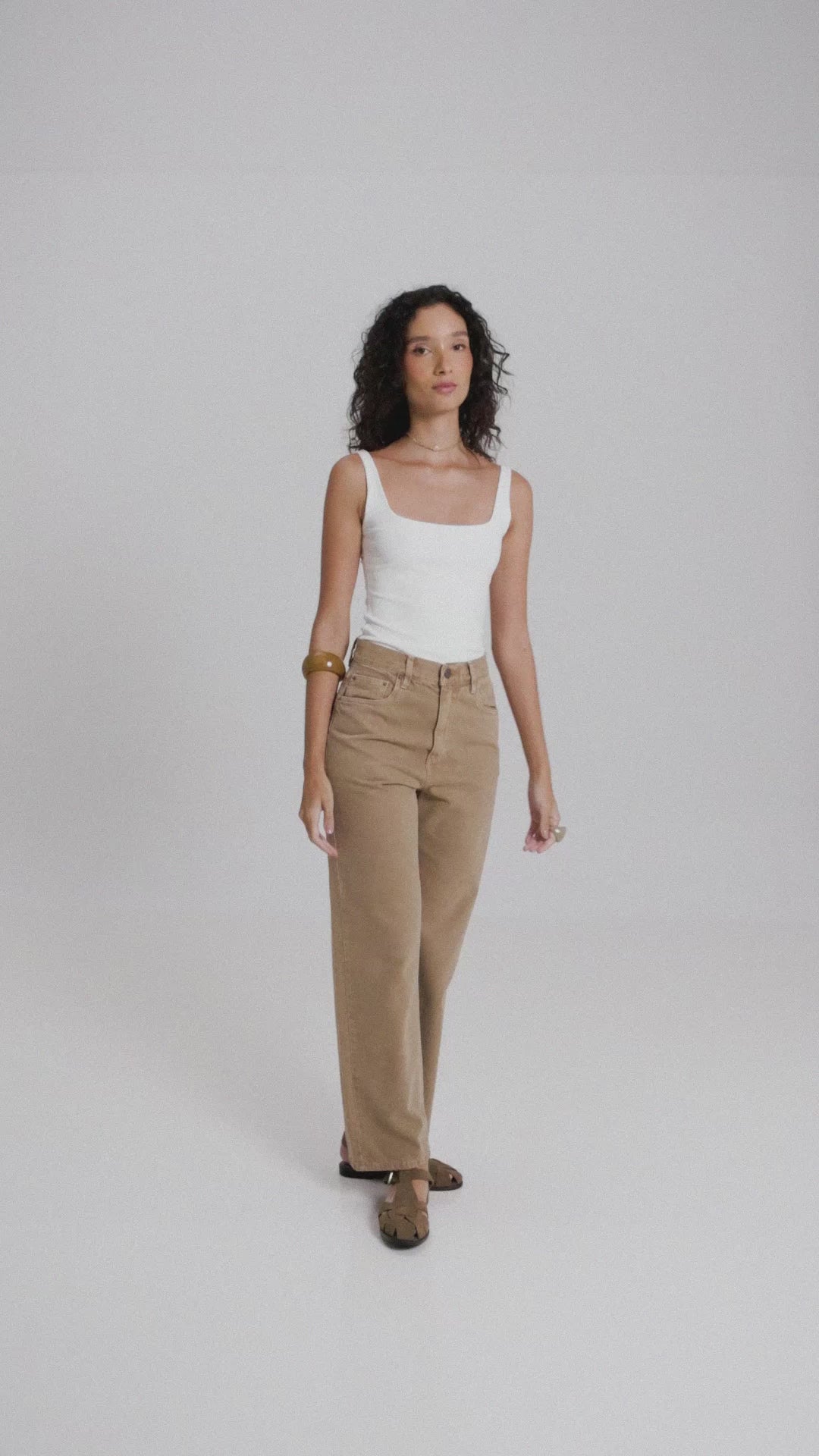 Regata Dupla Orquídea de Viscose FSC™ Branca Essencial 365. Compre online moda sustentável e atemporal na Minimadeia, marca slow fashion de roupas femininas. Vídeo produto MAR26 10