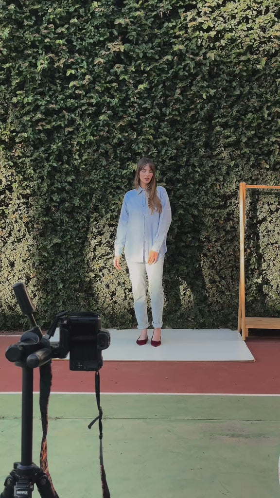 Camisa Oversized Cupuaçu de Linho e Viscose FSC™ Azul Claro. Compre online moda sustentável e atemporal na Minimadeia, marca slow fashion de roupas femininas sustentáveis. Vídeo lookbook AGO25 04