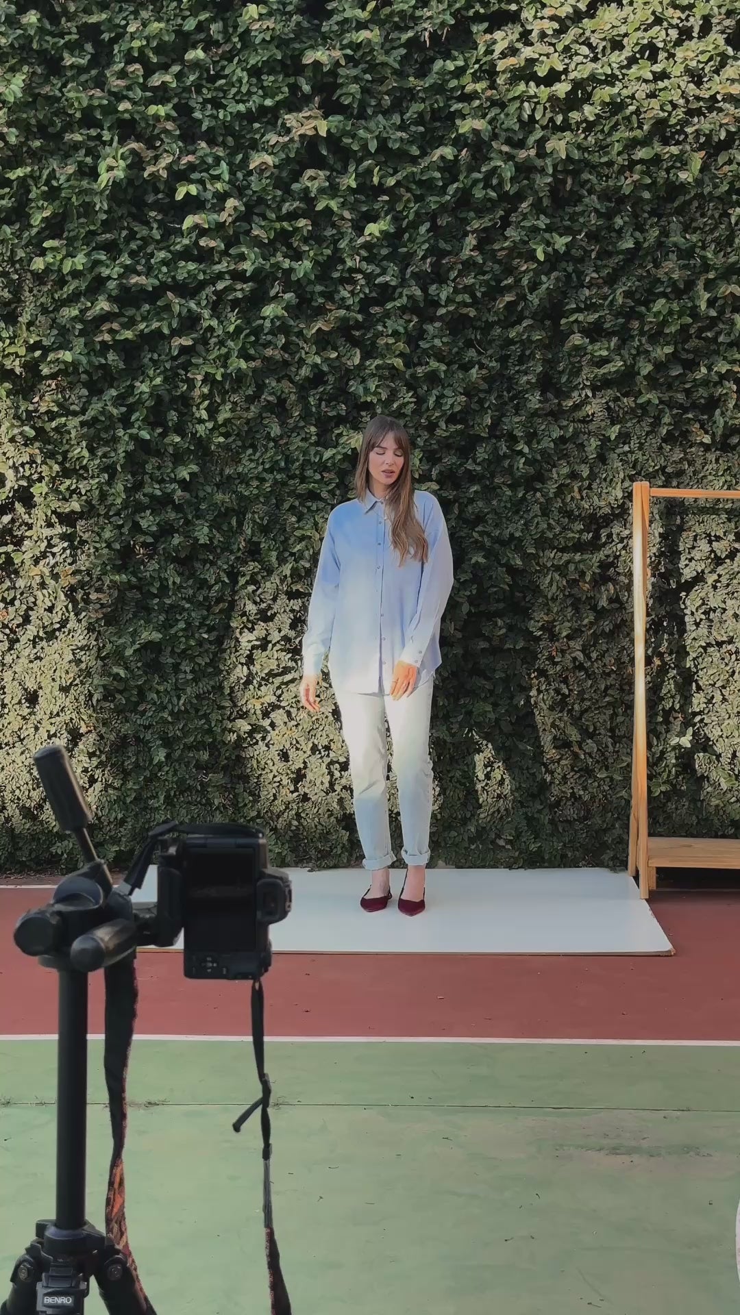 Camisa Oversized Cupuaçu de Linho e Viscose FSC™ Azul Claro. Compre online moda sustentável e atemporal na Minimadeia, marca slow fashion de roupas femininas sustentáveis. Vídeo lookbook AGO25 04