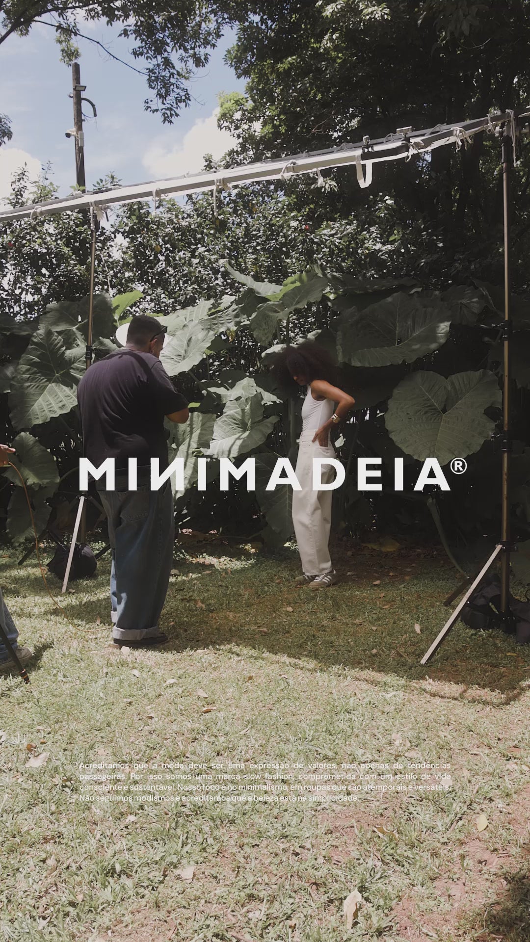 Calça Jeans Balloon Baobá Bege Eco Denim™. Compre online moda sustentável e atemporal na Minimadeia, marca slow fashion de roupas femininas. Video produto DEZ25 01A