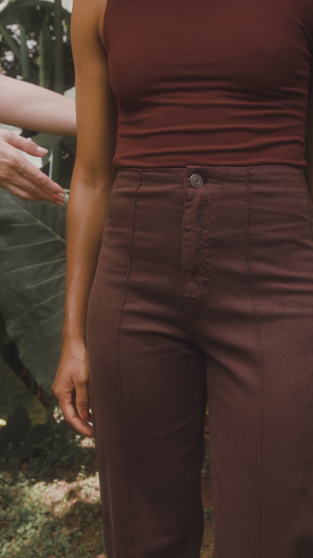 Calça Jeans Reta Mandacaru Marrom Escuro Eco Denim™. Compre online moda sustentável e atemporal na Minimadeia, marca slow fashion de roupas femininas. Video produto DEZ25 01A