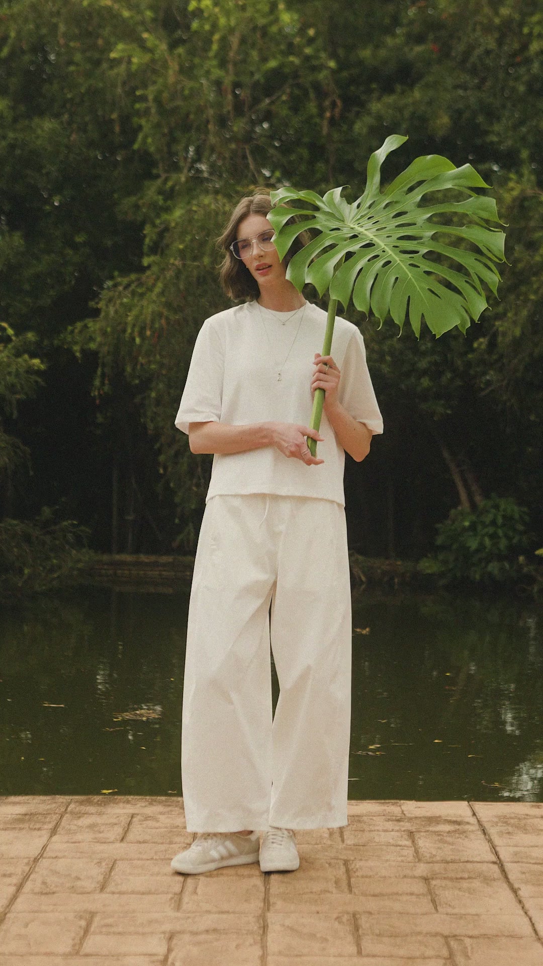 Camiseta Boxy Begônia Preta de Algodão BCI™ Branca Off White Essencial 365 e Calça Barrel Jacarandá em Algodão BCI™ Branca Off White. Compre online moda sustentável e atemporal na Minimadeia, marca slow fashion de roupas femininas. Video produto SET26 01