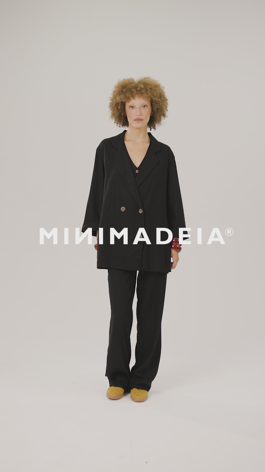 Blazer Sândalo Preto, Colete Calêndula Preto & Calça Reta Petúnia Preta VIDEOLOOK-ABR26-10-SKU-105903PT-104703PT-104803PT