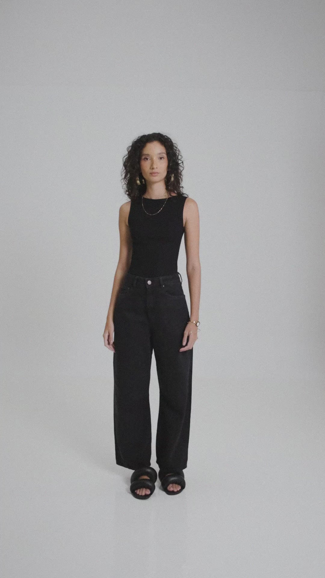 Regata Canoa Peônia de Viscose FSC™ Preta Essencial 365 & Calça Jeans Balloon Baobá Preta Eco Denim™. Compre online moda sustentável e atemporal na Minimadeia, marca slow fashion de roupas femininas. Vídeo produto MAR26 05