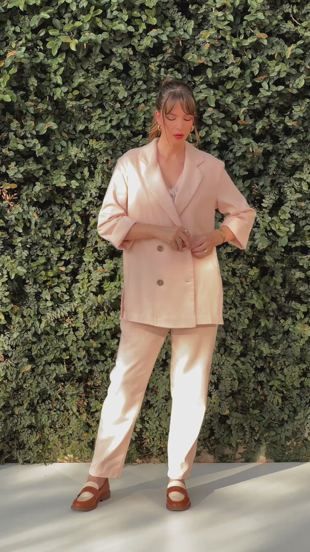 Blazer Alfaiataria Sândalo de Linho e Viscose FSC™ Rosa ClaroCalça Alfaiataria Slouchy Íris de Linho e Viscose FSC™ Rosa Claro e Colete Alfaiataria Calêndula de Linho e Viscose FSC™ Rosa Claro. Compre online moda sustentável e atemporal na Minimadeia, marca slow fashion de roupas femininas. Vídeo Produto AGO25 01