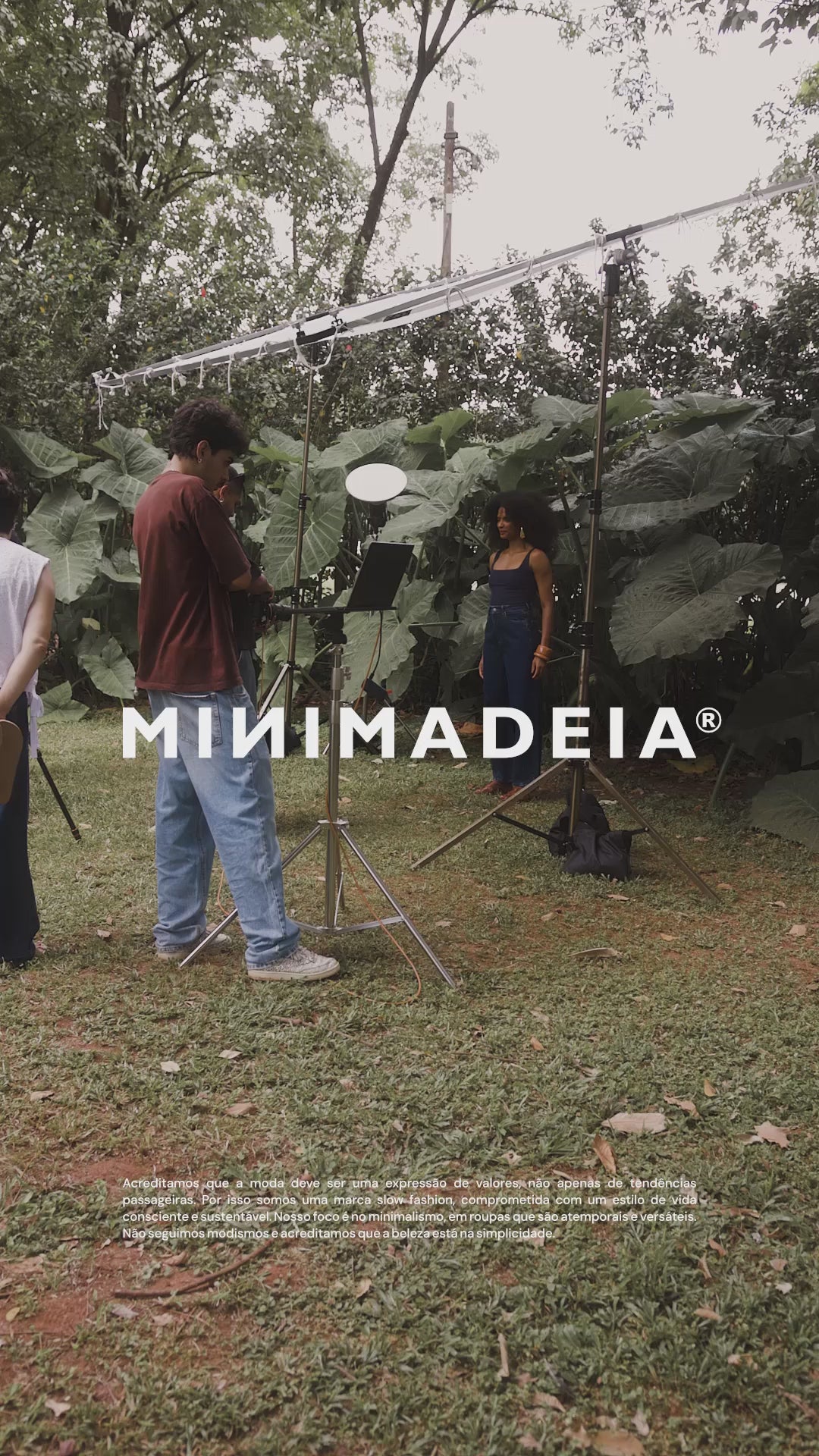 Calça Jeans Balloon Baobá Azul Escuro Eco Denim™. Compre online moda sustentável e atemporal na Minimadeia, marca slow fashion de roupas femininas. Vídeo produto DEZ25 01A