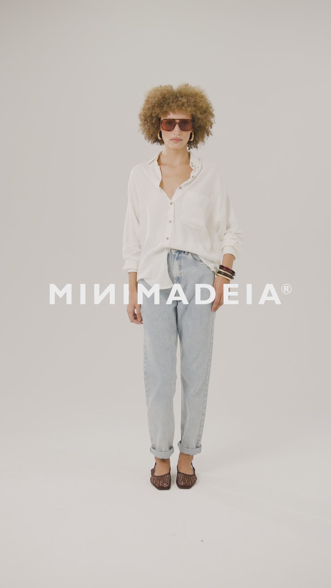 VIDEOLOOK-ABR26-03-SKU-102603BC-103902AZC Camisa Cupuaçu Off White & Calça Jeans Mom Jequitibá Azul Claro