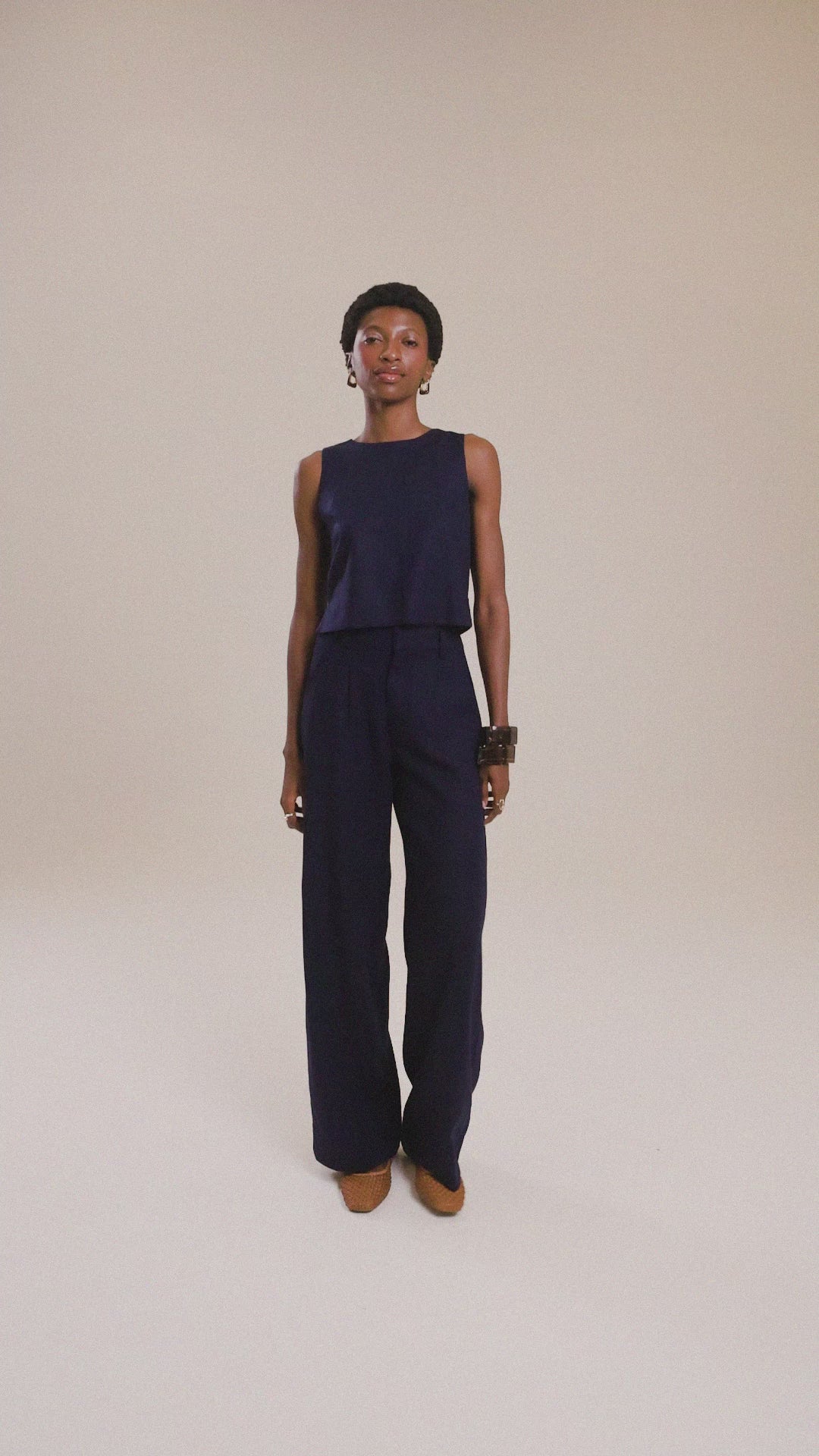 Calça Alfaiataria Pantalona Graviola de Linho e Viscose FSC™ Azul Escuro. Compre online moda sustentável e atemporal na Minimadeia, marca slow fashion de roupas femininas. Vídeo produto JUN26 30