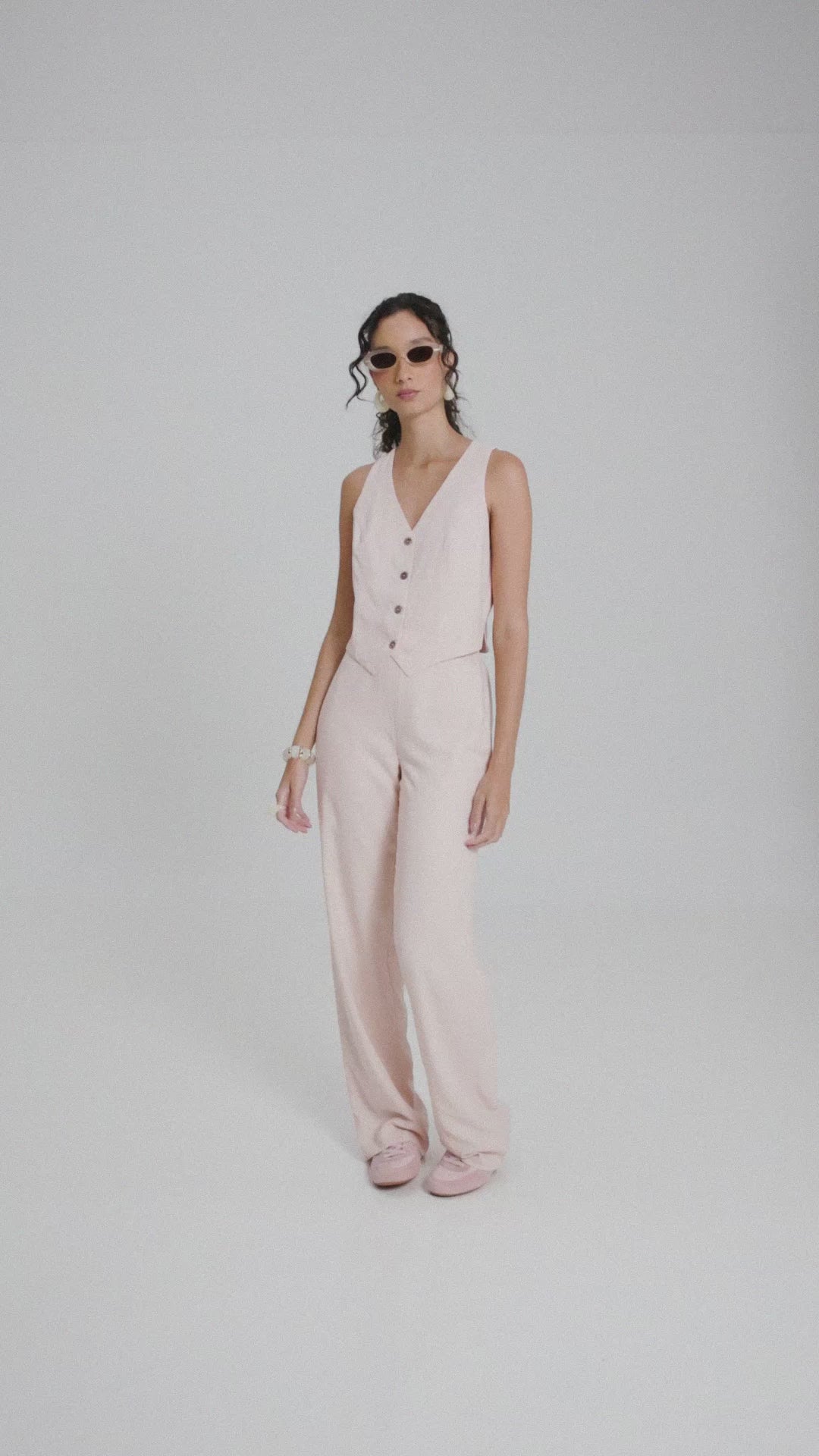 Calça Alfaiataria Reta Petúnia de Linho e Viscose FSC™ Rosa Claro & Blazer Alfaiataria Sândalo de Linho e Viscose FSC™ Rosa Claro. Compre online moda sustentável e atemporal na Minimadeia, marca slow fashion de roupas femininas. Foto produto MAR26 24