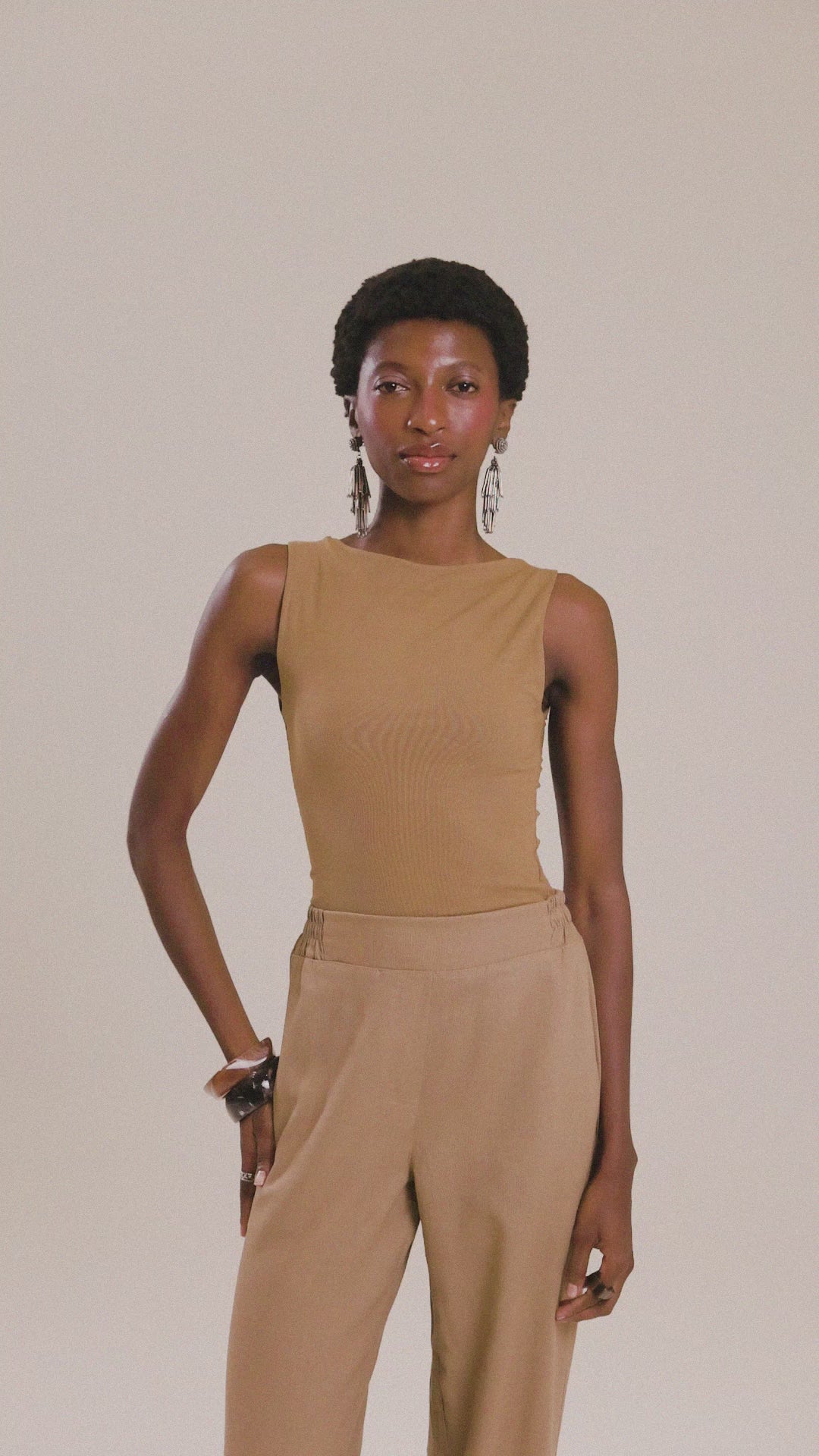 SKU 103101MRC 104803MRC. Compre online moda sustentável e atemporal na Minimadeia, marca slow fashion de roupas femininas. Vídeo produto JUN26 13