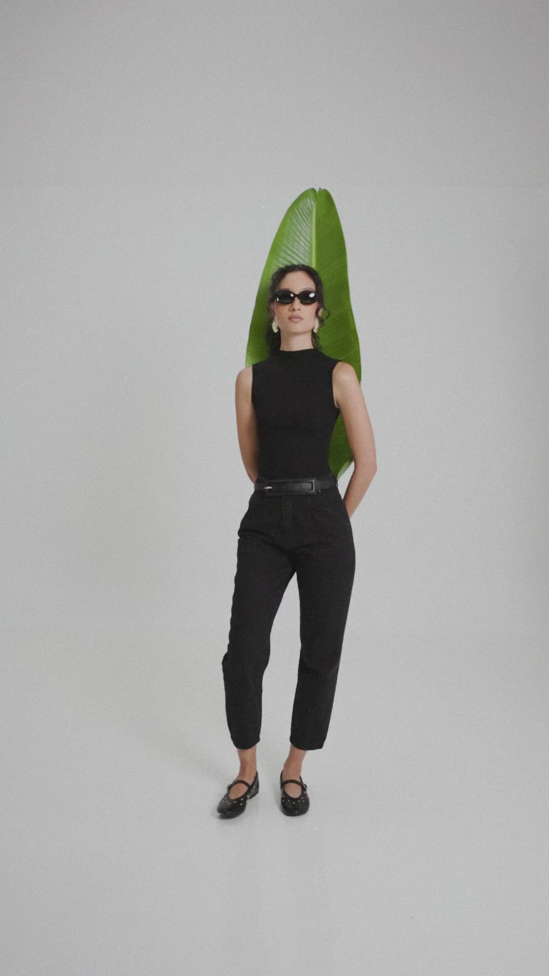 Regata Gola Alta Hibisco de Viscose FSC™ Preta Essencial 365. Compre online moda sustentável e atemporal na Minimadeia, marca slow fashion de roupas femininas. Vídeo produto MAR26 15