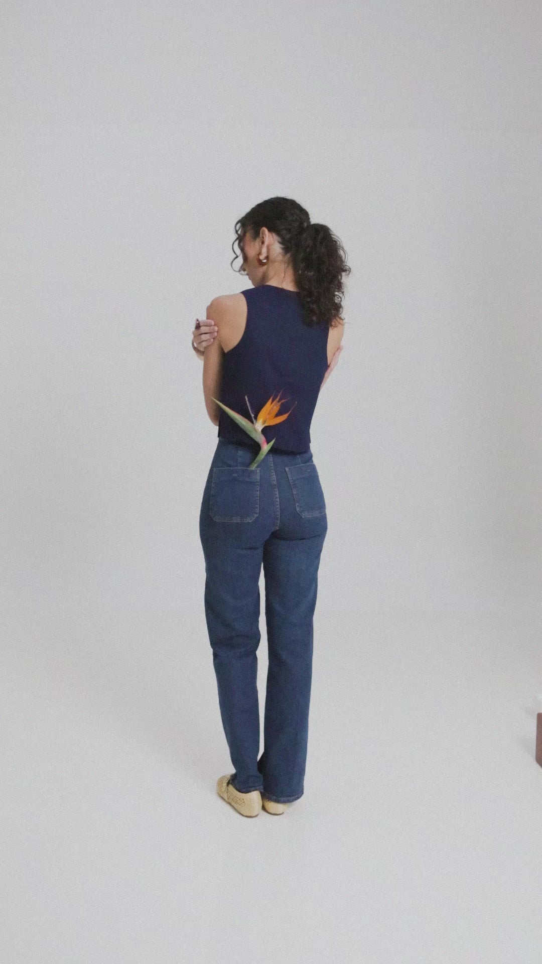 Calça Jeans Reta Mandacaru Azul Escuro Eco Denim™. Compre online moda sustentável e atemporal na Minimadeia, marca slow fashion de roupas femininas. Vídeo produto MAR26 26