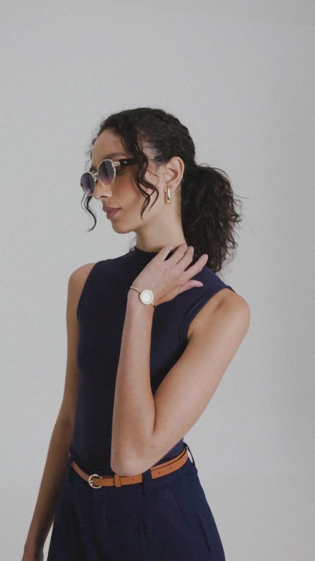 Regata Gola Alta Hibisco de Viscose FSC™ Azul Escuro Essencial 365. Compre online moda sustentável e atemporal na Minimadeia, marca slow fashion de roupas femininas. Vídeo produto MAR26 16