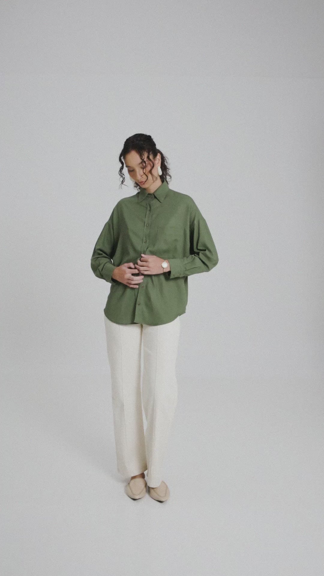 Camisa Oversized Cupuaçu de Linho e Viscose FSC™ Verde Escuro & Calça Jeans Reta Mandacaru Bege Eco Denim™. Compre online moda sustentável e atemporal na Minimadeia, marca slow fashion de roupas femininas. Vídeo produto MAR26 17
