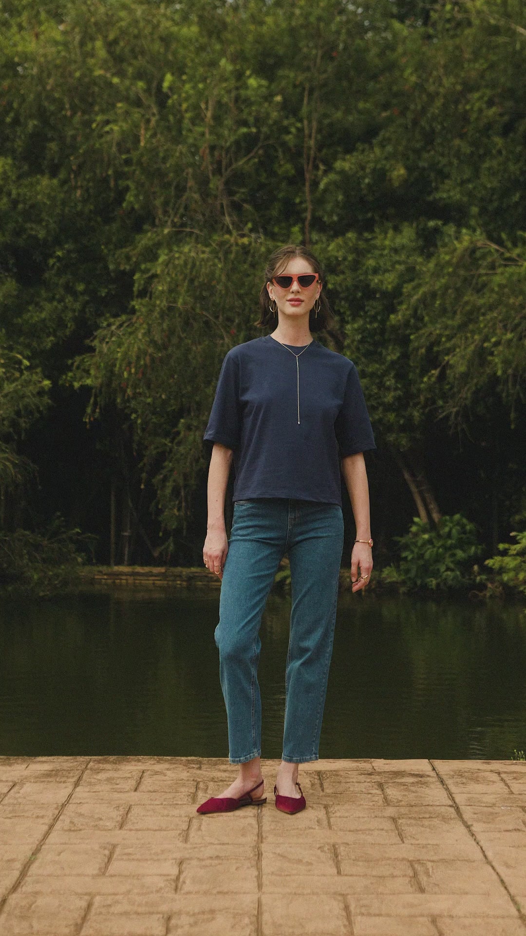 Camiseta Boxy Begônia Preta de Algodão BCI™ Azul Escuro Essencial 365 e Calça Jeans Reta Araucária Azul Médio Eco Denim™. Compre online moda sustentável e atemporal na Minimadeia, marca slow fashion de roupas femininas. Video produto SET26 09