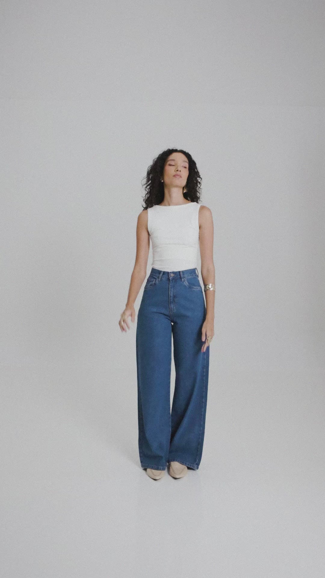 Regata Canoa Peônia de Viscose FSC™ Branca Essencial 365 & Calça Jeans Wide Leg Buriti Azul Médio Eco Denim™. Compre online moda sustentável e atemporal na Minimadeia, marca slow fashion de roupas femininas. Vídeo produto MAR26 06