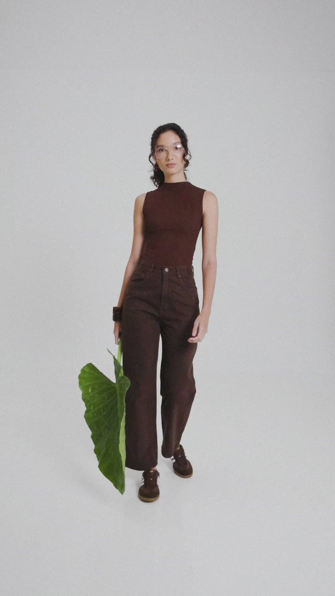 Regata Gola Alta Hibisco de Viscose FSC™ Marrom Escuro Essencial 365. Compre online moda sustentável e atemporal na Minimadeia, marca slow fashion de roupas femininas. Foto produto MAR26 13