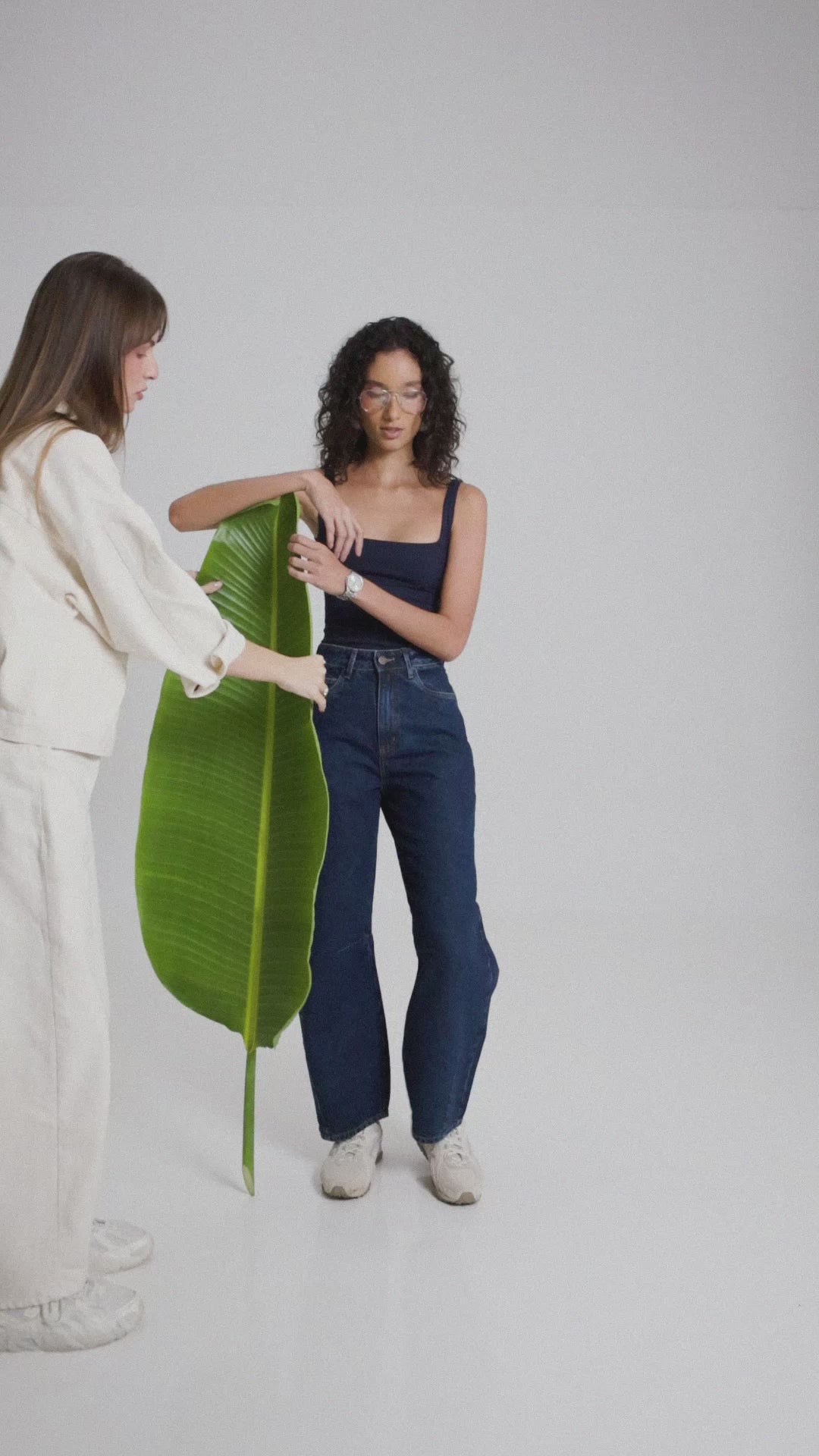 Regata Dupla Orquídea de Viscose FSC™ Azul Escuro Essencial 365. Compre online moda sustentável e atemporal na Minimadeia, marca slow fashion de roupas femininas. Vídeo produto MAR26 09