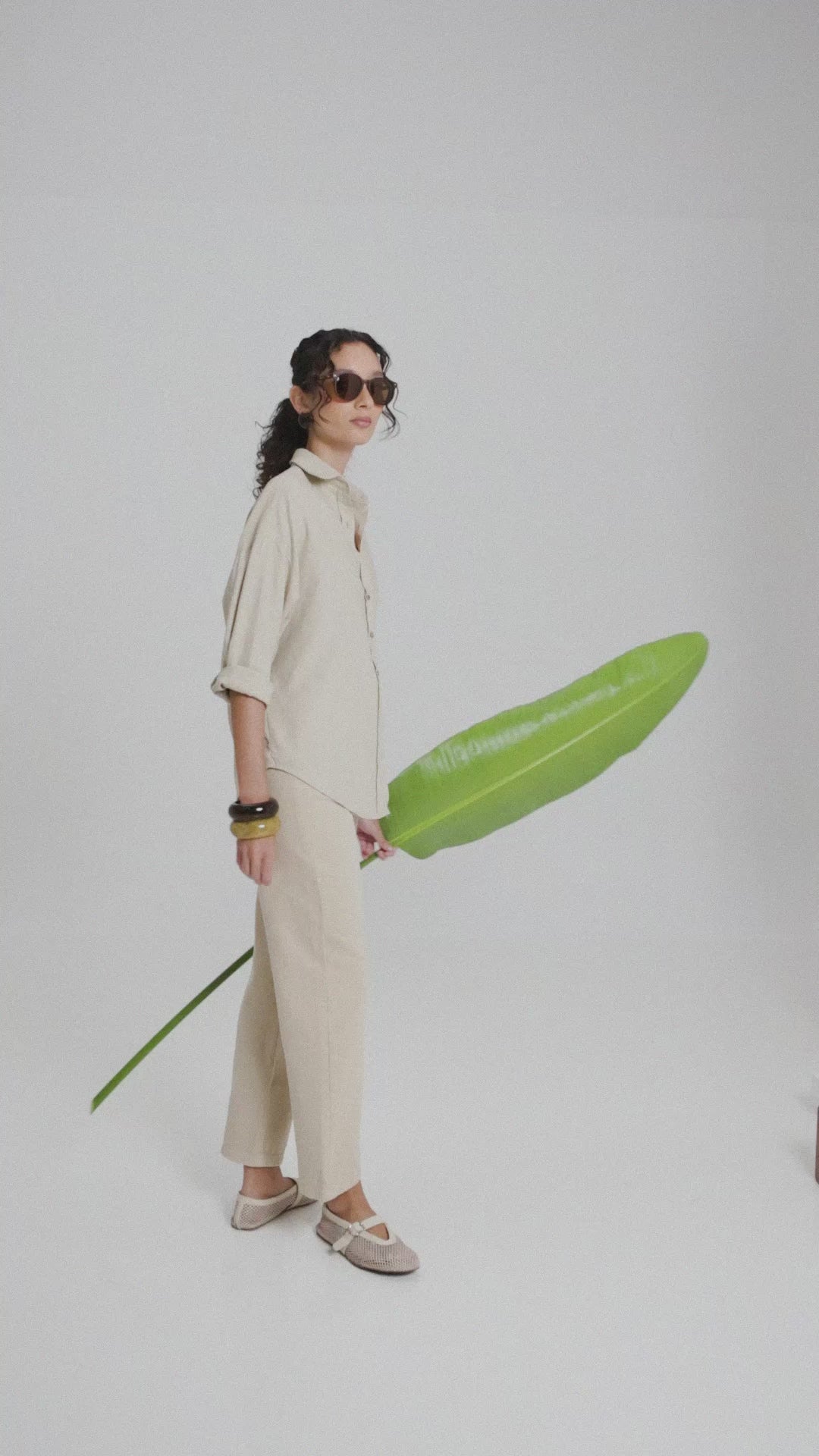 Calça Jeans Reta Araçá Bege Claro Eco Denim™ & Camisa Oversized Cupuaçu de Linho e Viscose FSC™ Bege Claro. Compre online moda sustentável e atemporal na Minimadeia, marca slow fashion de roupas femininas. Vídeo produto MAR26 18