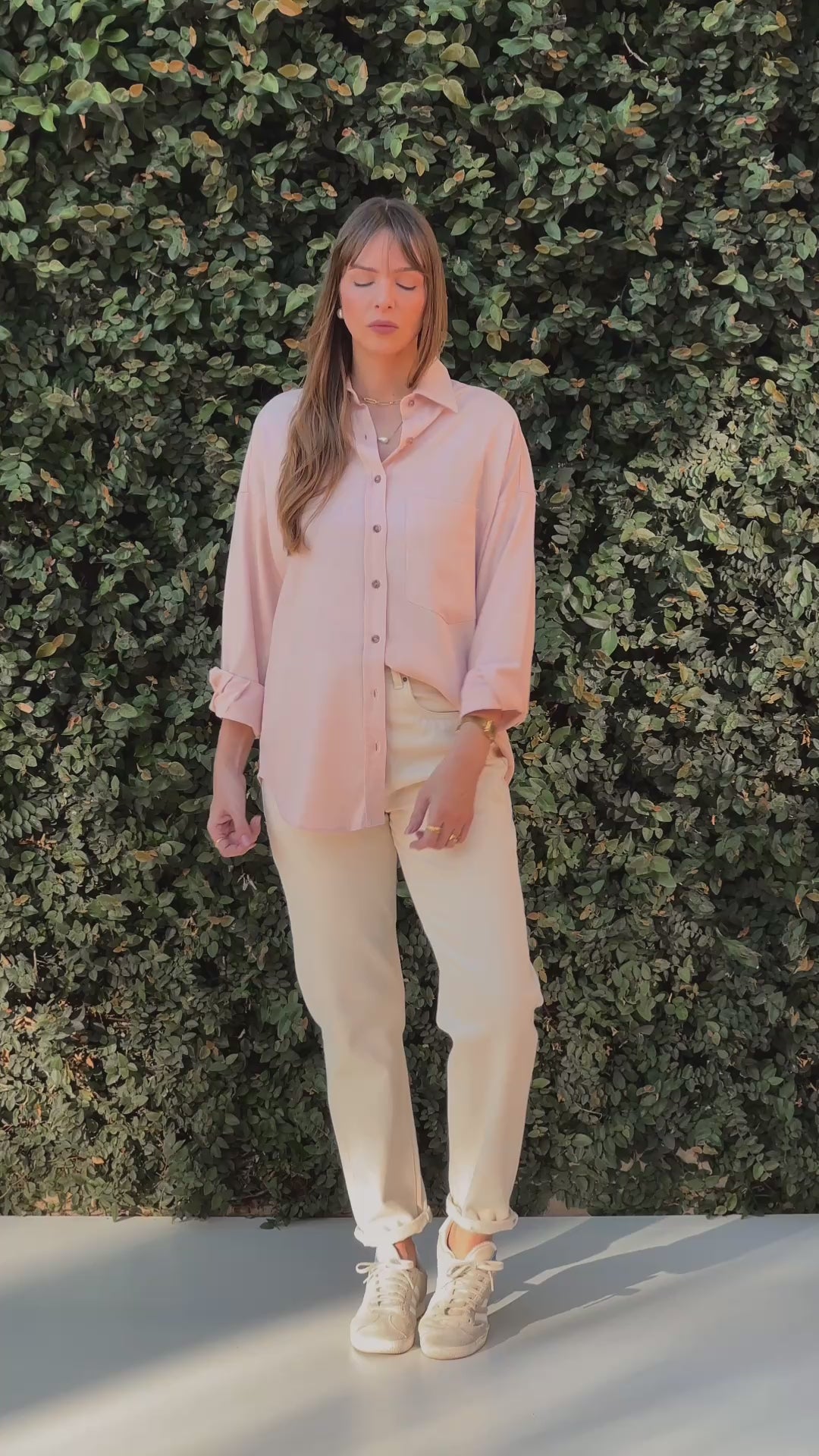 Camisa Oversized Cupuaçu de Linho e Viscose FSC™ Rosa Claro. Compre online moda sustentável e atemporal na Minimadeia, marca slow fashion de roupas femininas sustentáveis. Vídeo lookbook AGO25 01