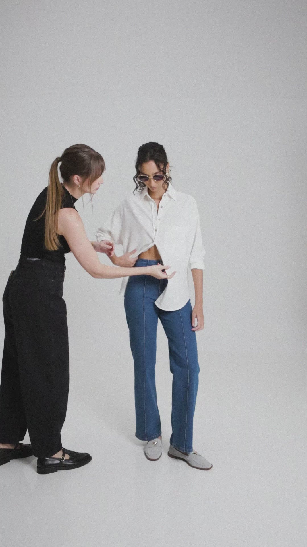 Calça Jeans Reta Mandacaru Azul Médio Eco Denim™. Compre online moda sustentável e atemporal na Minimadeia, marca slow fashion de roupas femininas. Vídeo produto MAR26 22