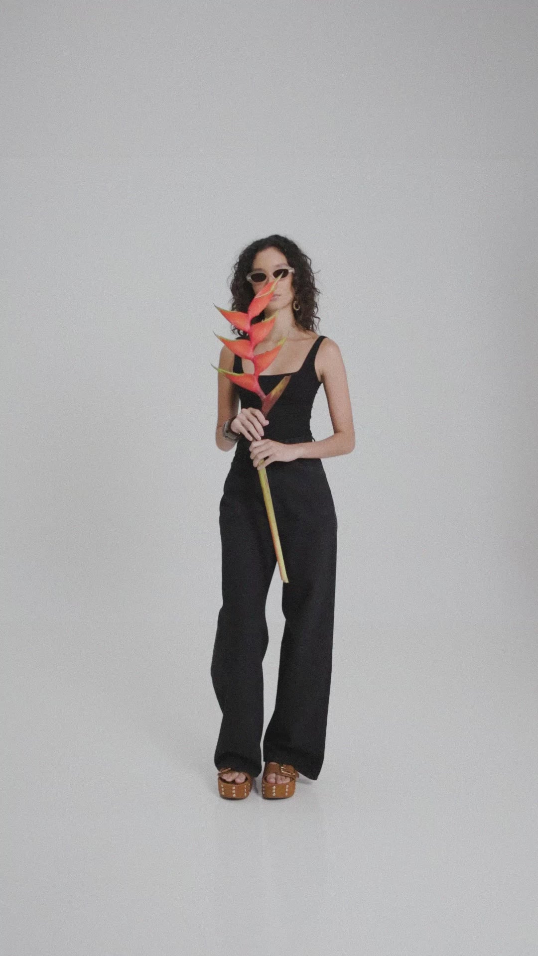 Regata Dupla Orquídea de Viscose FSC™ Preta Essencial 365 & Calça Jeans Wide Leg Buriti Preta Eco Denim™. Compre online moda sustentável e atemporal na Minimadeia, marca slow fashion de roupas femininas. Vídeo produto MAR26 12

