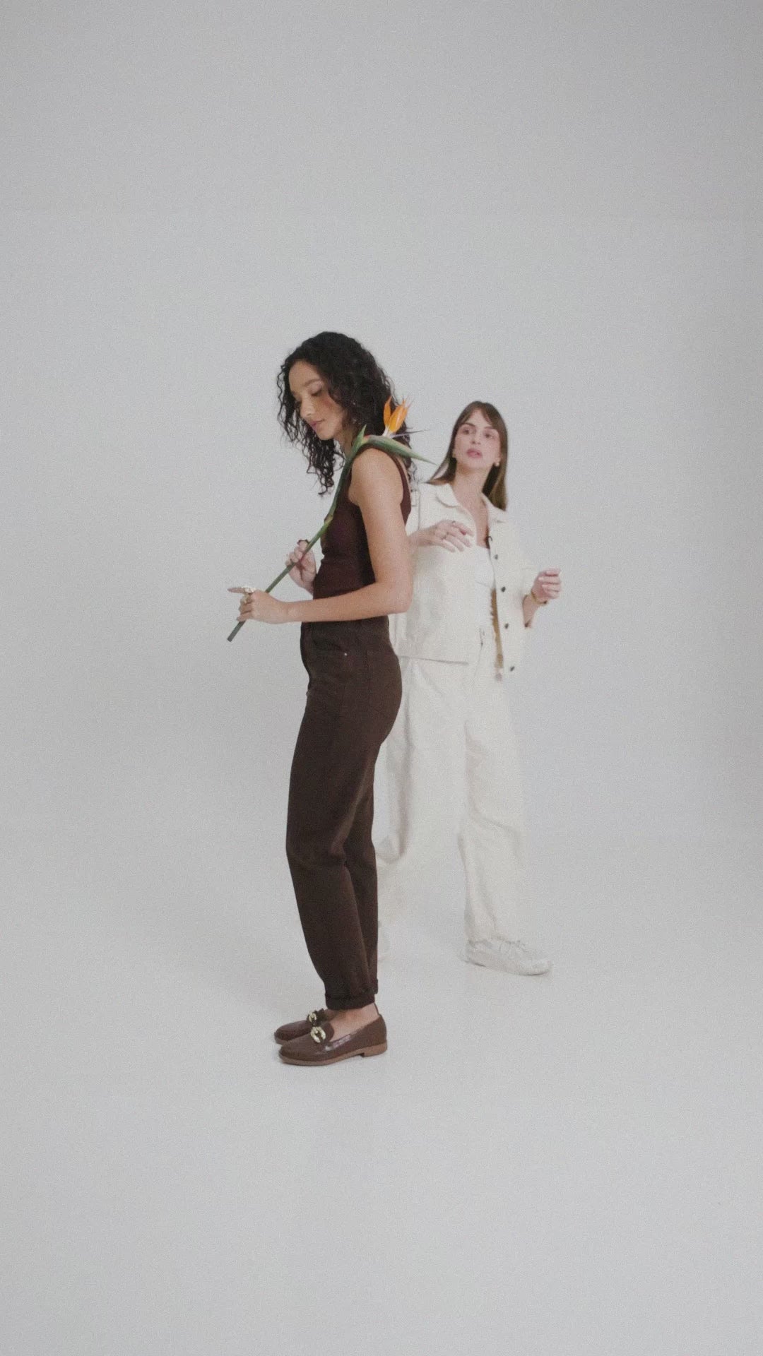 Regata Dupla Orquídea de Viscose FSC™ Marrom Escuro Essencial 365. Compre online moda sustentável e atemporal na Minimadeia, marca slow fashion de roupas femininas. Foto produto MAR26 08