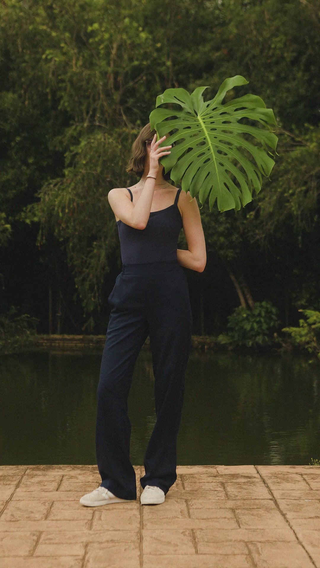 Body Decote Quadrado Margarida de Viscose FSC™ Azul Escuro Essencial 365 e Calça Alfaiataria Reta Petúnia em Linho e Viscose FSC™ Azul Escuro. Compre online moda sustentável e atemporal na Minimadeia, marca slow fashion de roupas femininas. Video produto SET26 07
