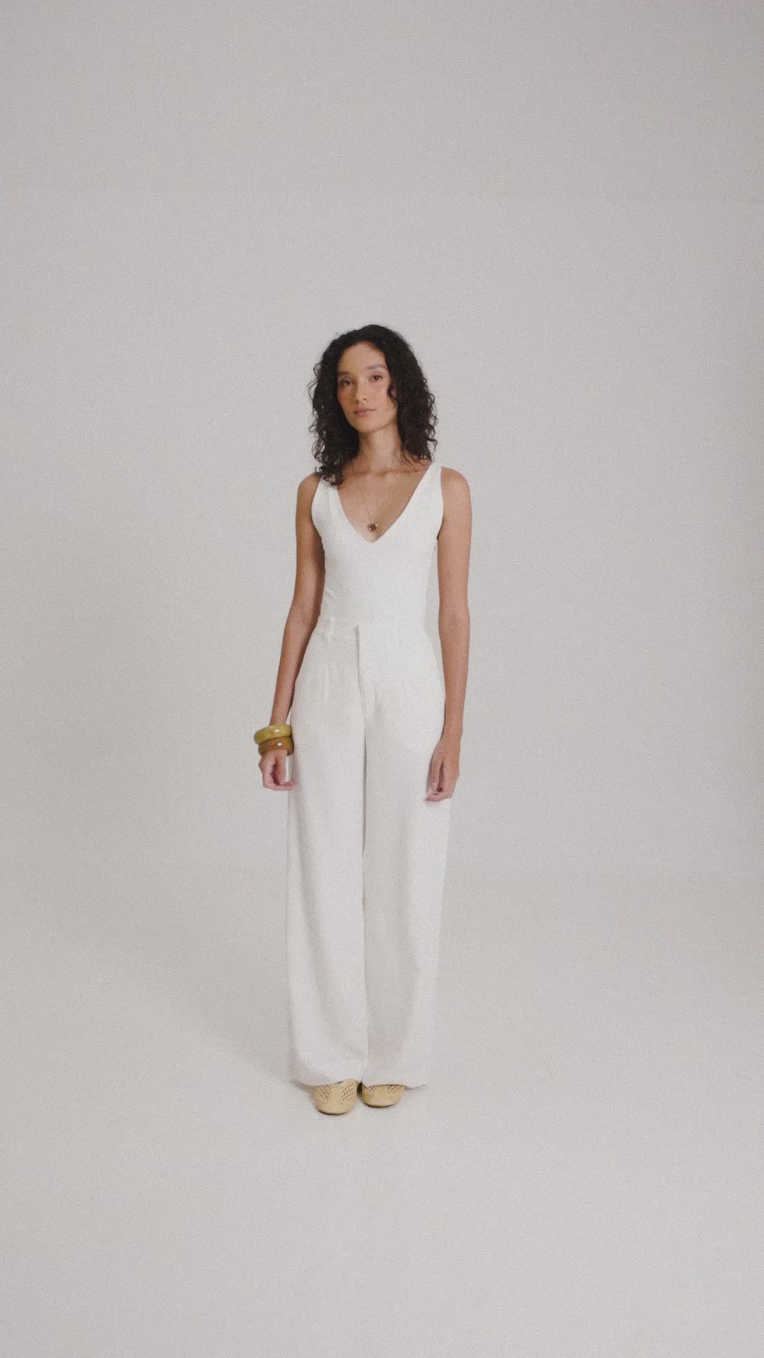 Body Decote V Papoula de Viscose FSC™ Branco Essencial 365. Compre online moda sustentável e atemporal na Minimadeia, marca slow fashion de roupas femininas. Vídeo produto MAR26 02