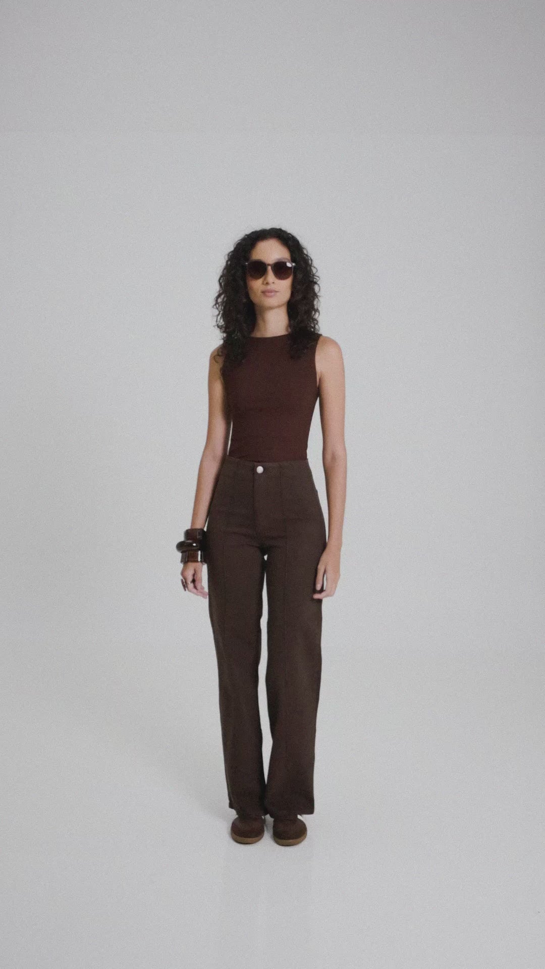 Regata Canoa Peônia de Viscose FSC™ Marrom Escuro Essencial 365. Compre online moda sustentável e atemporal na Minimadeia, marca slow fashion de roupas femininas. Víde produto MAR26 07