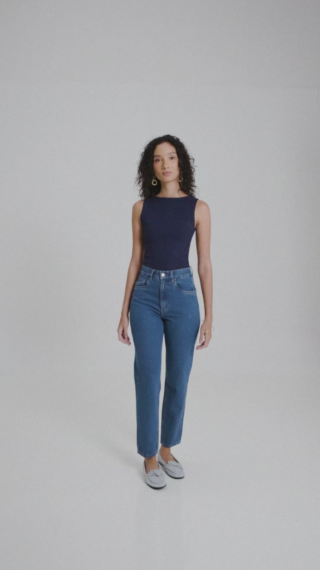 Regata Canoa Peônia de Viscose FSC™ Azul Escuro Essencial 365 & Calça Jeans Mom Jequitibá Azul Médio Eco Denim™. Compre online moda sustentável e atemporal na Minimadeia, marca slow fashion de roupas femininas. Vídeo produto MAR26 08