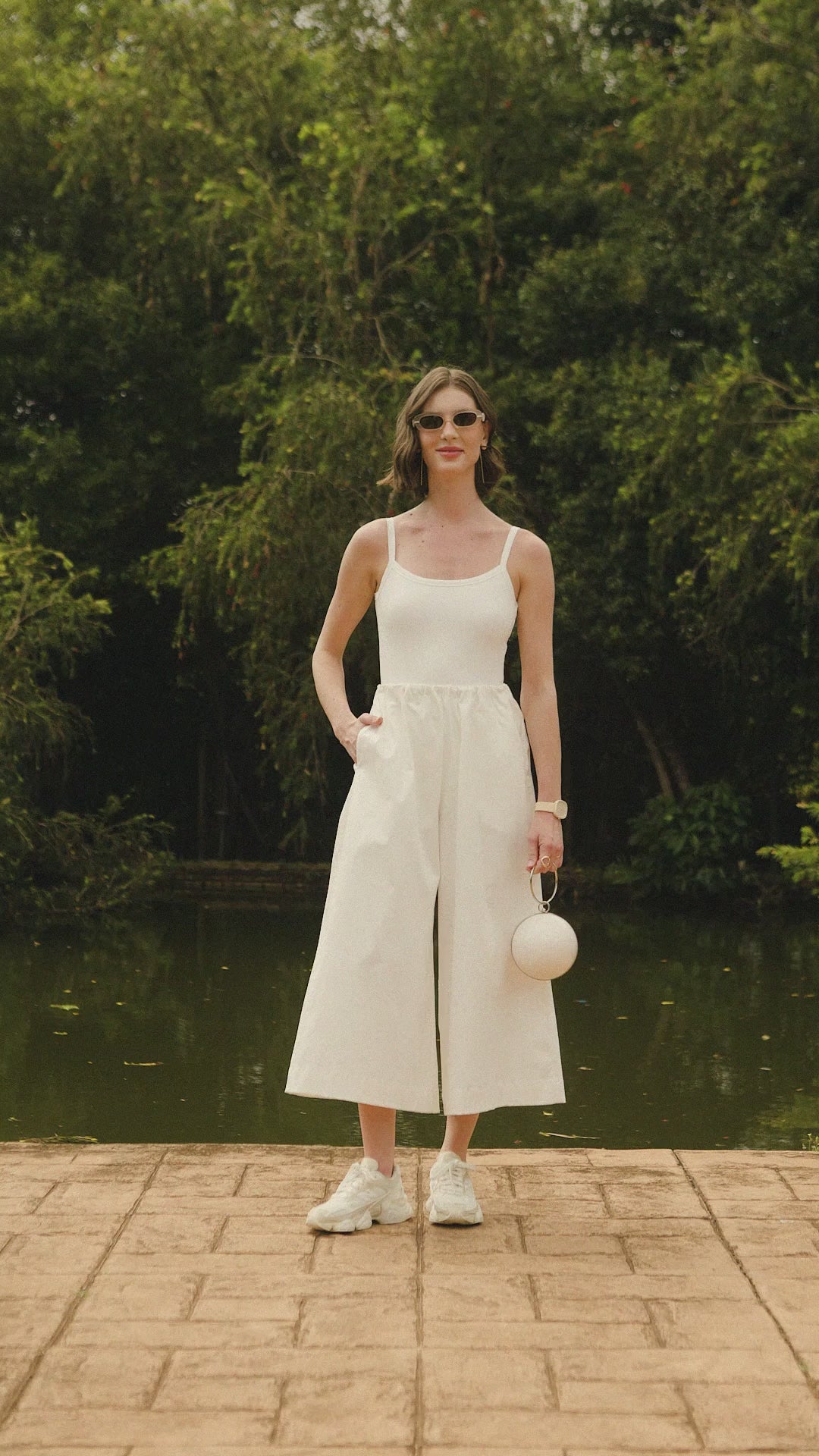 Body Decote Quadrado Margarida de Viscose FSC™ Branco Off White Essencial 365 e Calça Pantacourt Ipê em Algodão BCI™ Branca Off White. Compre online moda sustentável e atemporal na Minimadeia, marca slow fashion de roupas femininas. Video produto SET26 04