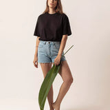 Short Curto Barra Desfiada Jeans Azul Claro Eco Denim™. Compre online moda sustentável e atemporal na Minimadeia. Roupas femininas estilosas, básicas e sustentáveis. Foto produto 01