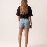 Short Curto Barra Desfiada Jeans Azul Claro Eco Denim™. Compre online moda sustentável e atemporal na Minimadeia. Roupas femininas estilosas, básicas e sustentáveis. Foto produto 05
