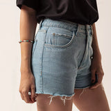 Short Curto Barra Desfiada Jeans Azul Claro Eco Denim™. Compre online moda sustentável e atemporal na Minimadeia. Roupas femininas estilosas, básicas e sustentáveis. Foto produto 03