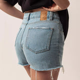 Short Curto Barra Desfiada Jeans Azul Claro Eco Denim™. Compre online moda sustentável e atemporal na Minimadeia. Roupas femininas estilosas, básicas e sustentáveis. Foto produto 02