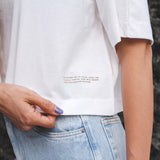 T-shirt Cropped Oversized de Algodão Orgânico Branca Off White. Compre online moda sustentável e atemporal na Minimadeia. Roupas femininas estilosas, básicas e sustentáveis. Foto produto 04